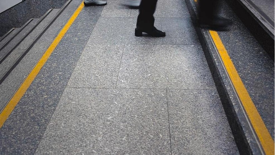防滑警示膠帶哪家好？老牌實(shí)力廠家【昆山玉寰】